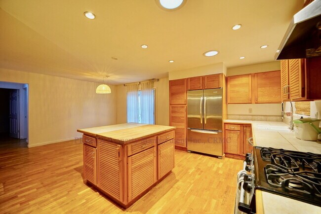 Foto del edificio - Novato Home with Big Yard, Backs to Pioneer Park!