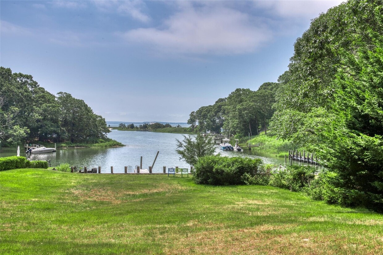 Primary Photo - 400 Little Peconic Bay Rd