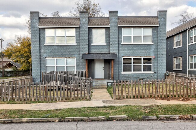 Building Photo - Bright & Stylish 2-Bedroom Close to the Plaza District