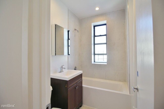 Building Photo - 570 W 204th St