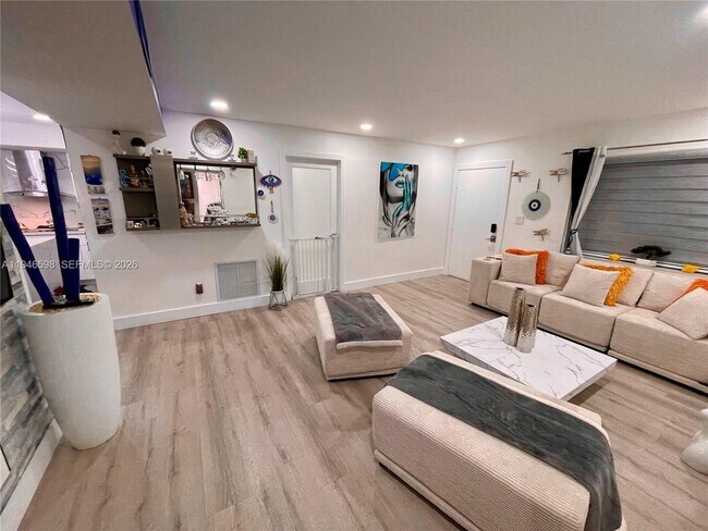 Foto del edificio - 8635 NW 8th St