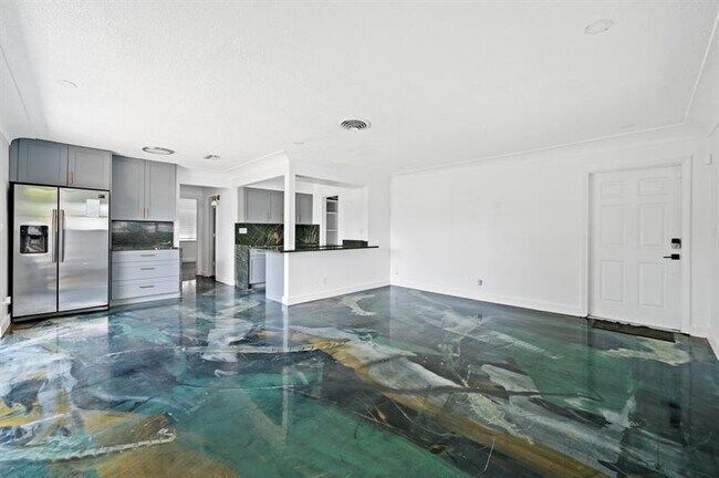 Foto del edificio - 739 NE 13th Ct