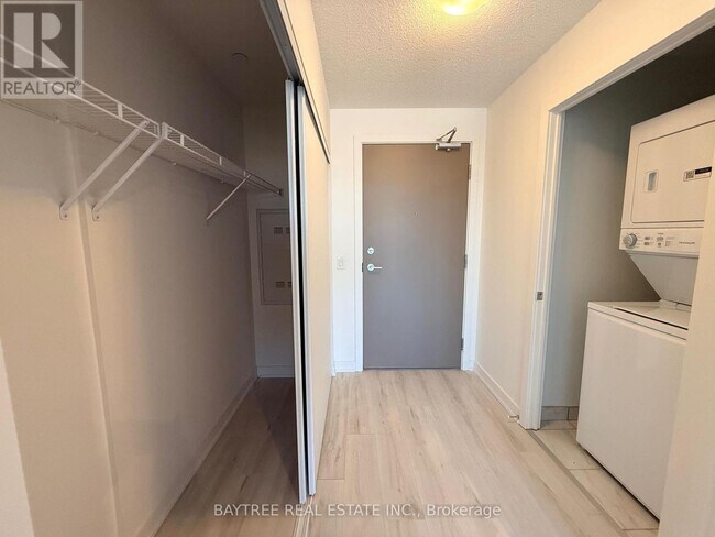 Photo du bâtiment - 1010 Sandy Beach Rd