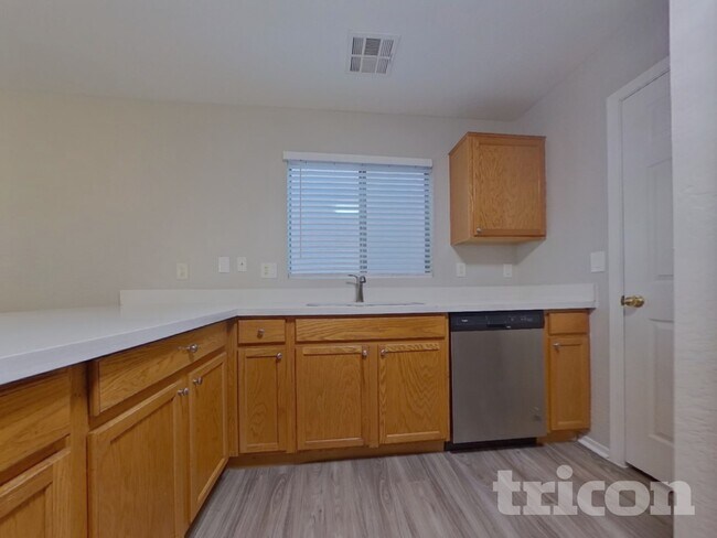 Foto del edificio - 23443 W Harrison Dr