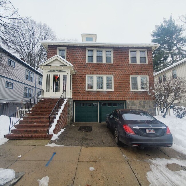 Foto del edificio - Charming Roslindale 2 Bd 1 Bath w Garage and Green Space