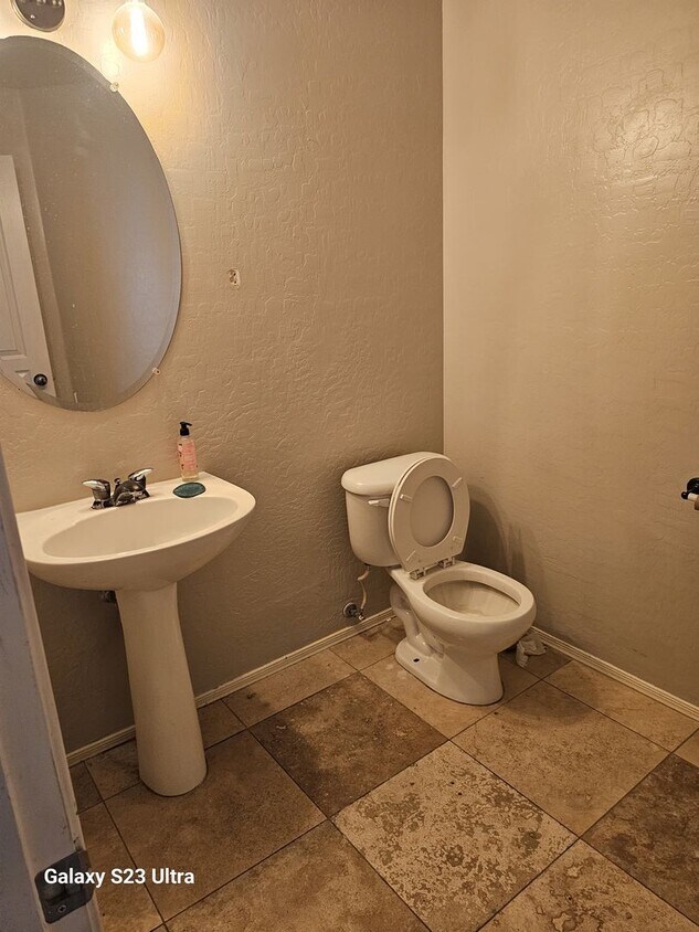 Building Photo - COMING SOON 5 bedroom 2.5 bath  3 CAR GARA...