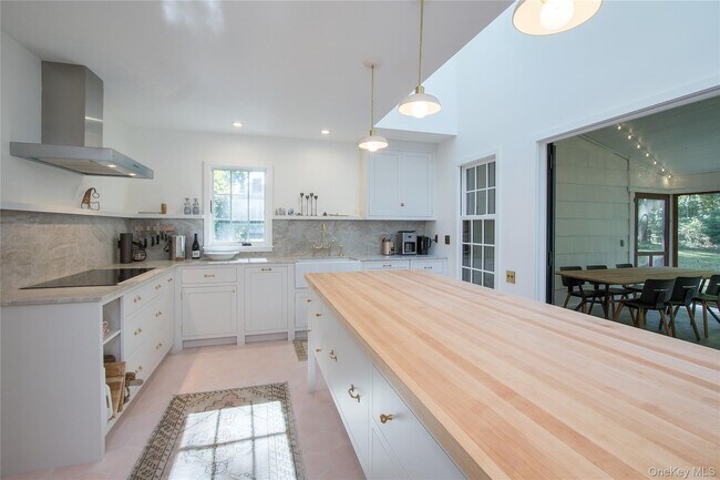 Building Photo - 210 Robinson Ln