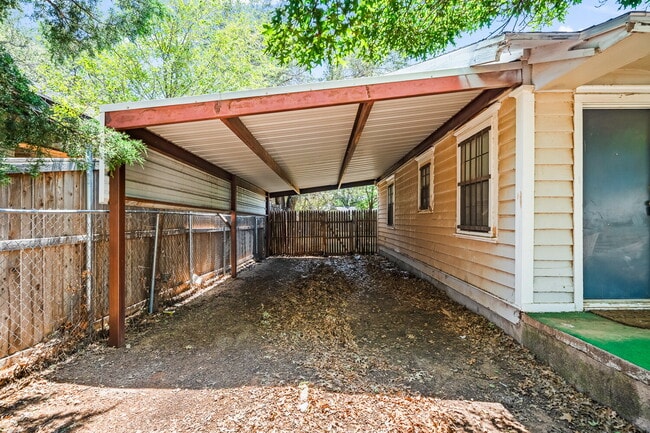 Building Photo - Cozy Home with Bonus Room, Minutes from TTU