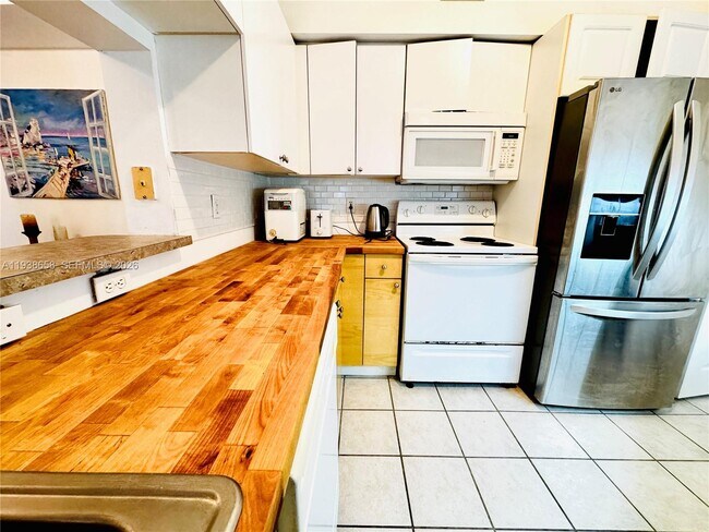 Foto del edificio - 17150 N Bay Rd