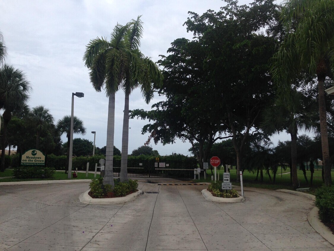 Foto del edificio - 1715 Meadows Cir W
