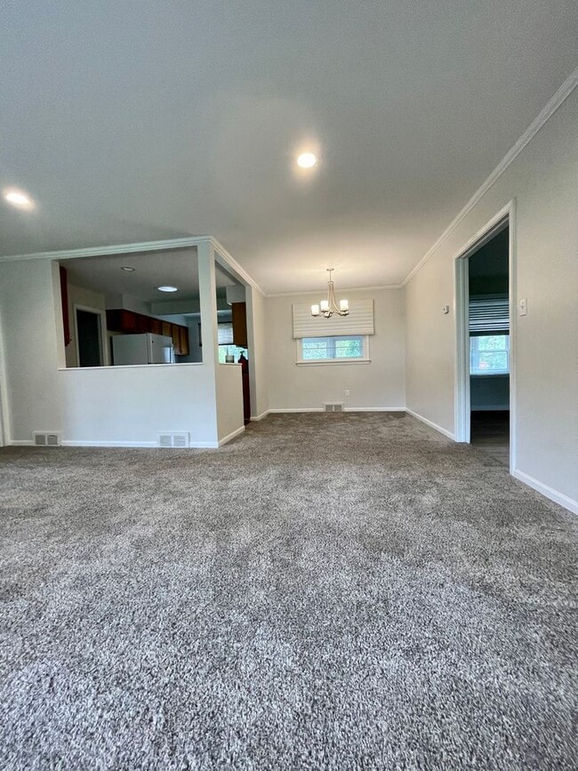 Building Photo - GORGEOUS AND SPACIOUS, 3 BED/2BATH RANCH HOME, BIRMINGHAM SCHOOLS-----DARTMOOR