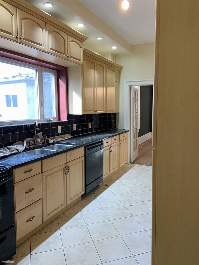 Foto del edificio - 3 br, 1 bath Triplex - 624 Jefferson Avenue 3