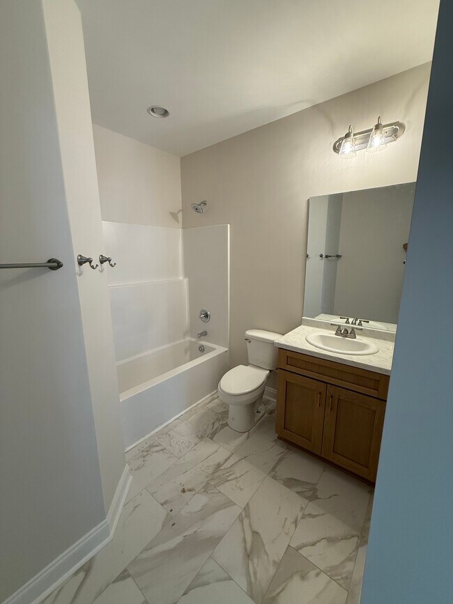 Baño 1 - 708 E Parrish St - A 55+ Community