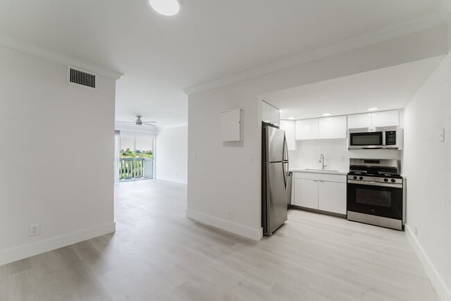 Building Photo - Deerfield East