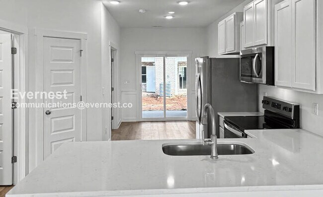 Foto del edificio - 3 Bed/3 Bath Townhome with Off-Street Parking / Pet-Friendly / Vouchers Accepted / Available Now!