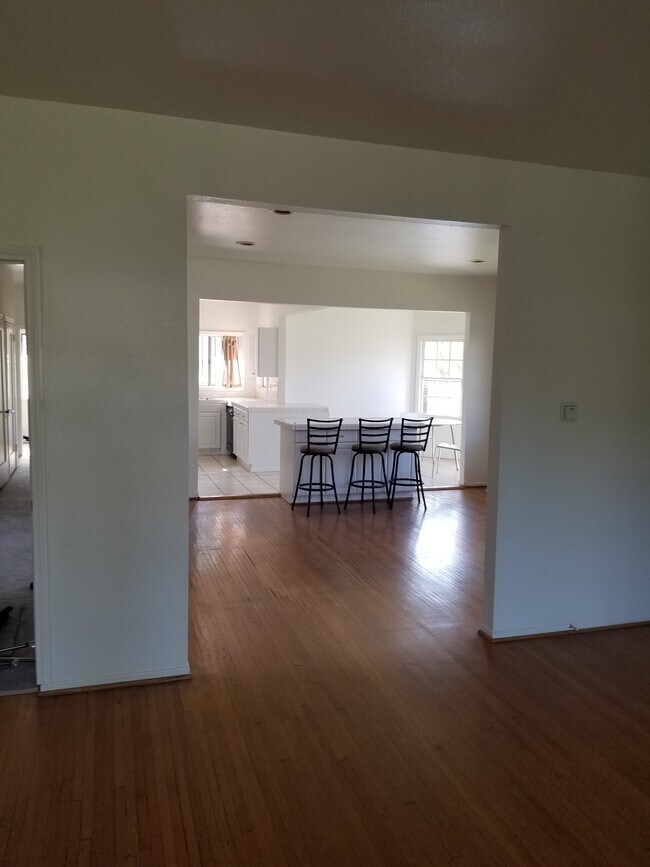 Building Photo - 1097 S Orange Dr