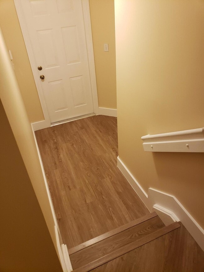 Building Photo - 700 Crestwood Ct S