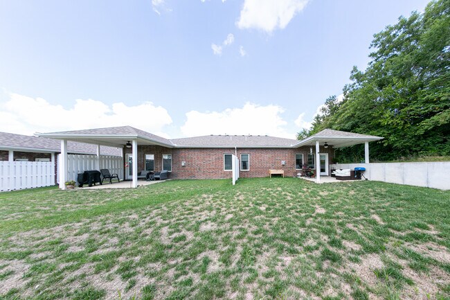 Foto del edificio - 603 Spring Ridge Rd