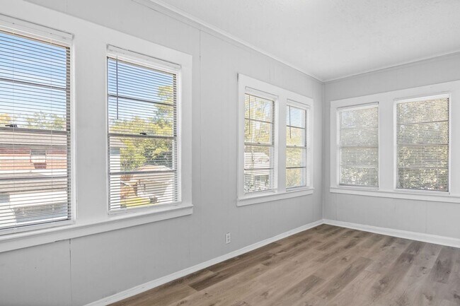 Building Photo - Large 4 Bedroom 2 Bath Single Family Home ...
