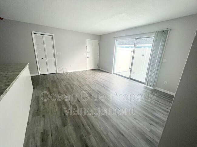 Building Photo - 327 S Fernwood Ave