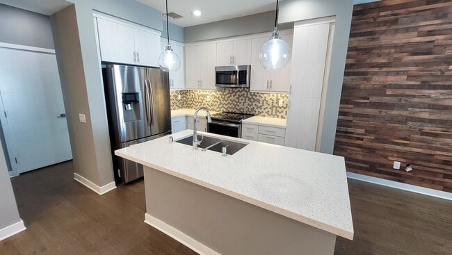 Foto del edificio - Abailable! Modern Tri-Level Smart Townhome...
