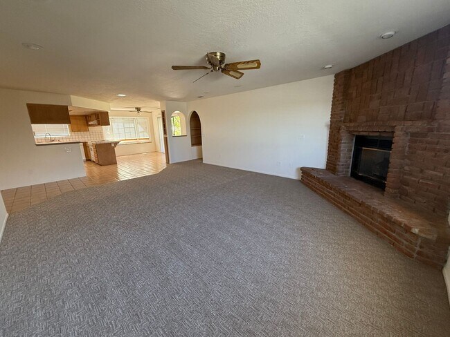 Foto del edificio - Victorville- Beautiful 3 Bedroom Home in G...