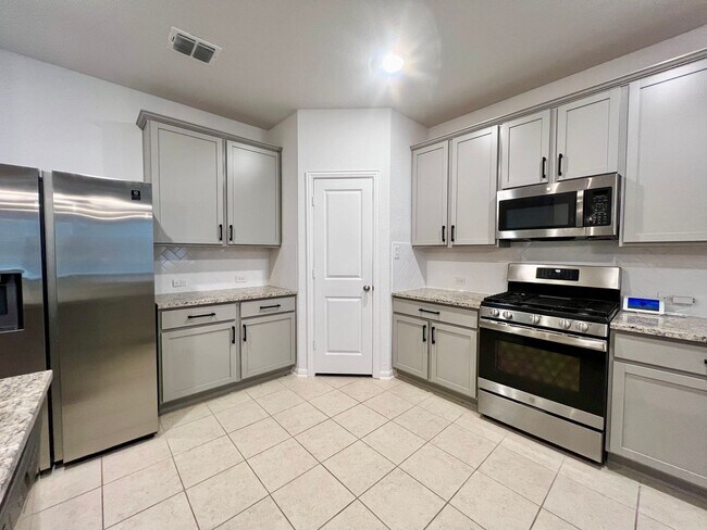 Foto del edificio - BEAUTIFUL Home w/ Office in Converse, TX!