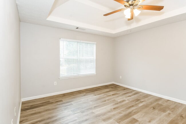 Building Photo - 180 Creekview Blvd
