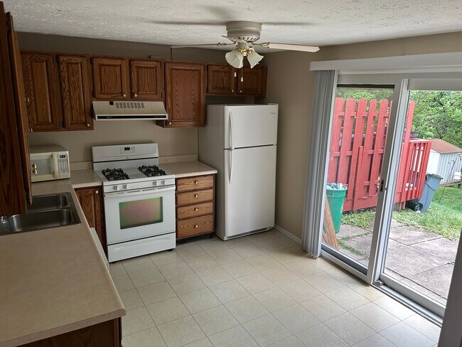 Kitchen - 406 Hickory Cir