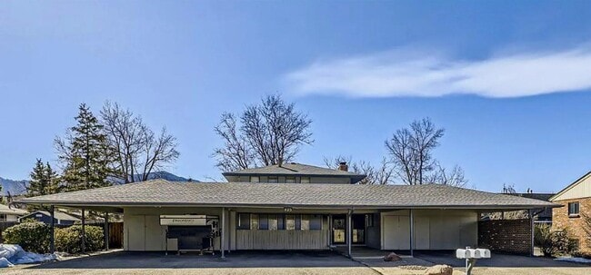 Building Photo - 425 Manhattan Dr