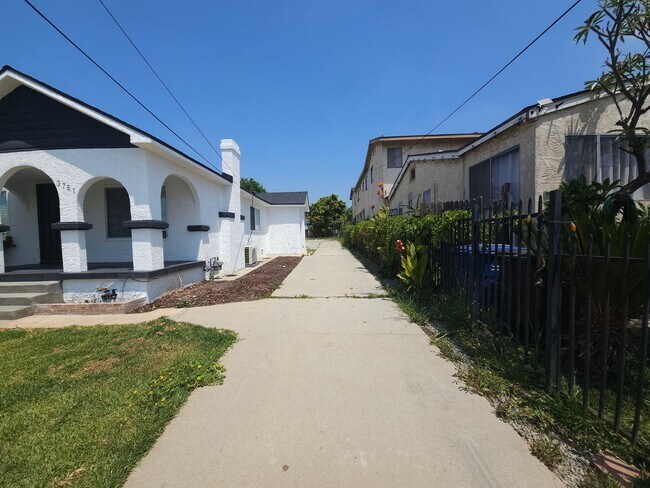 Foto del edificio - 3751 E 6th St