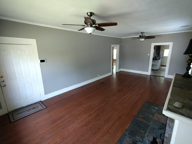 spacious living area - 826 W Lynwood Ave