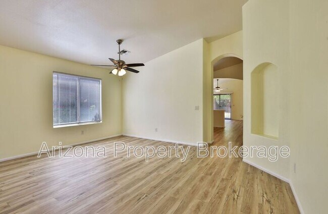 Building Photo - 1025 E Palomino Way