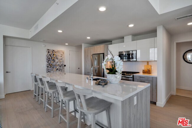 Building Photo - 2801 Sunset Pl