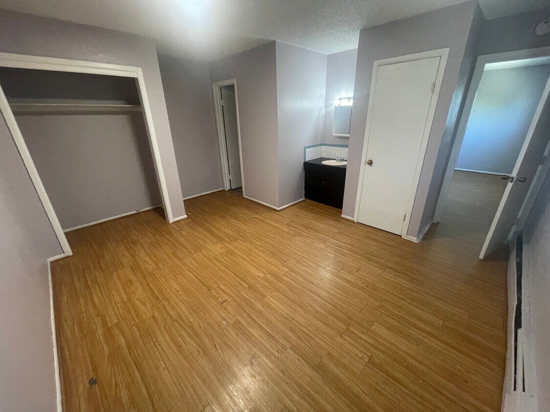 Foto del edificio - 125 Charmony Frontage Rd