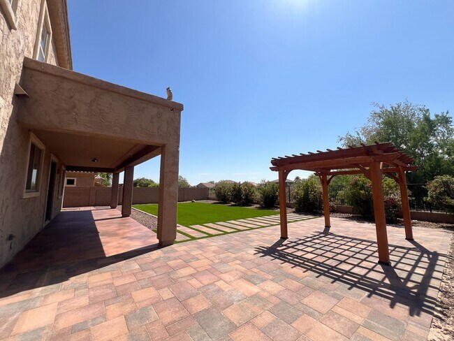 Foto del edificio - 4 Bed + Office | 3 Bath | 3-Car Garage | E...