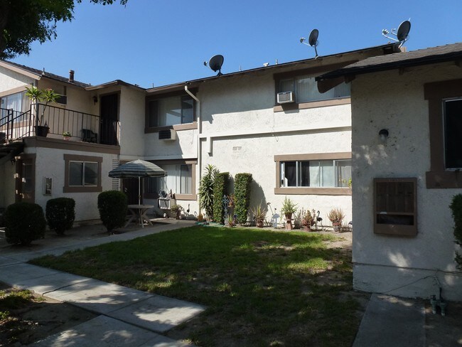 Foto del edificio - 3136 E Orangethorpe Ave