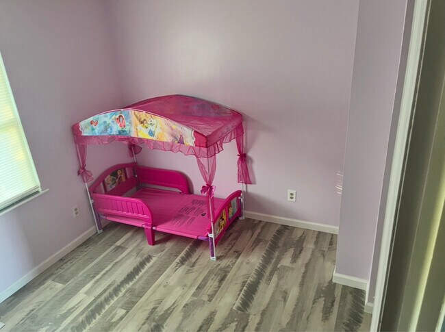 Foto del edificio - 210 Teakwood Ln