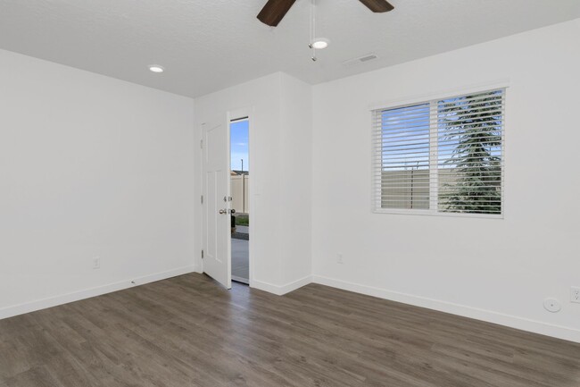 Building Photo - Beautiful 3-Story Payton in Nampa! Now Lea...