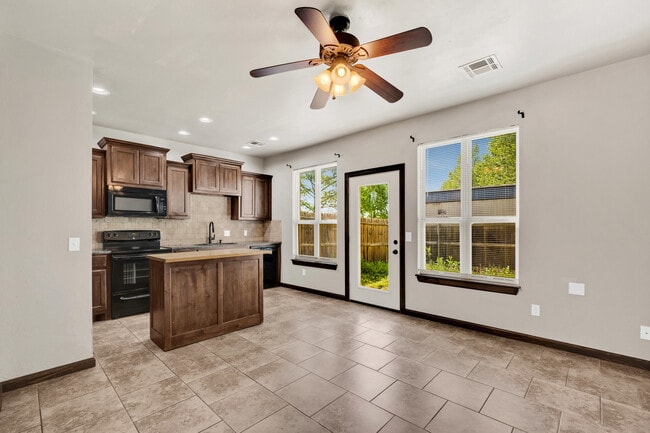 Foto del edificio - 14 NE 7th St