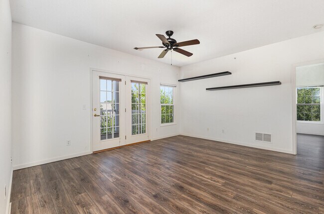 Foto del edificio - 961 Mistflower Ln