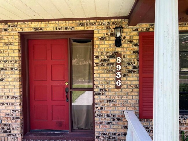 Foto del edificio - 8936 Rose Hill Dr