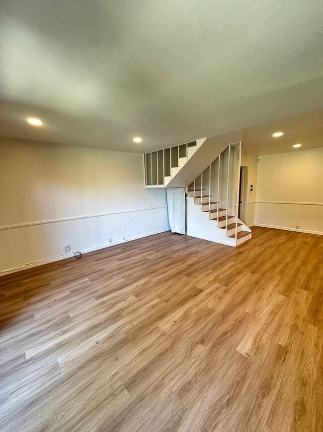 Foto del edificio - Spacious 3BR/2.5BA updated 2-story townhouse for rent with fenced patio, 2 parking spaces and more