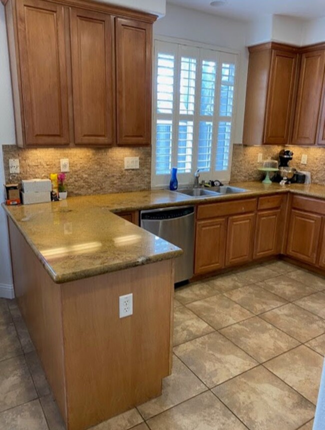 Foto del edificio - Spacious 5-bedroom, 3-bathroom single-fami...