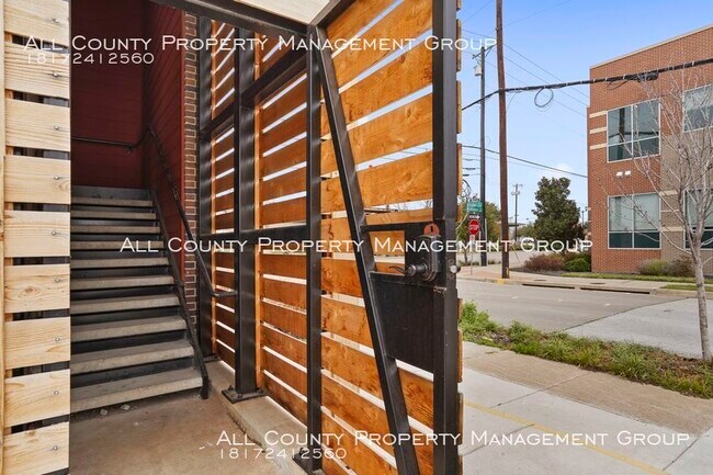 Building Photo - 1100 S Lake St