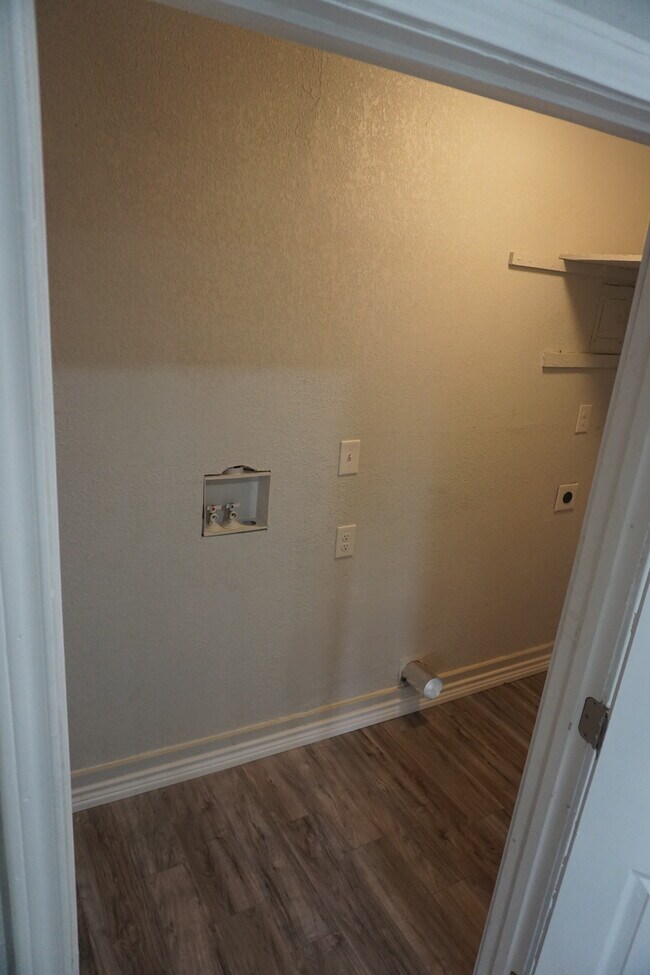Building Photo - 2733 Roanoke Dr