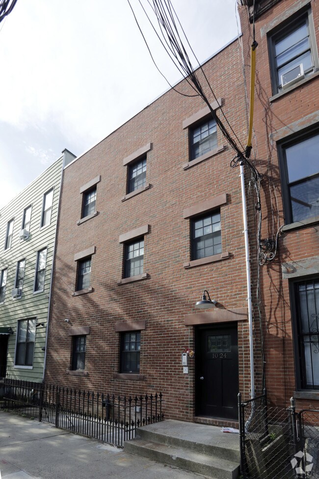 Foto del edificio - 10-24 47th Rd