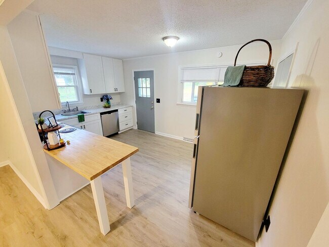 Foto del edificio - Great 3 bed 1.5 bath in Graham! View this home TODAY!