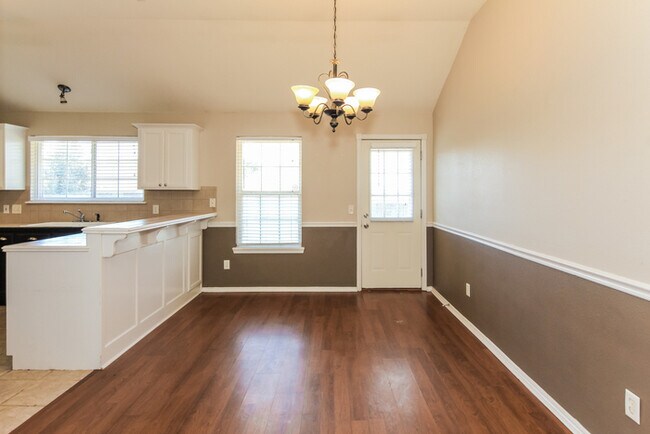 Building Photo - Beautiful Home!