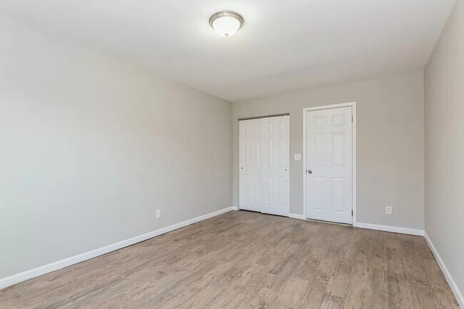 Dormitorio - 1353 E 91st St